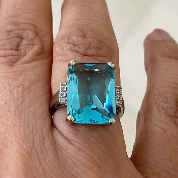 Solid sterling silver blue stone size 6 ring - Picture 4 of 8